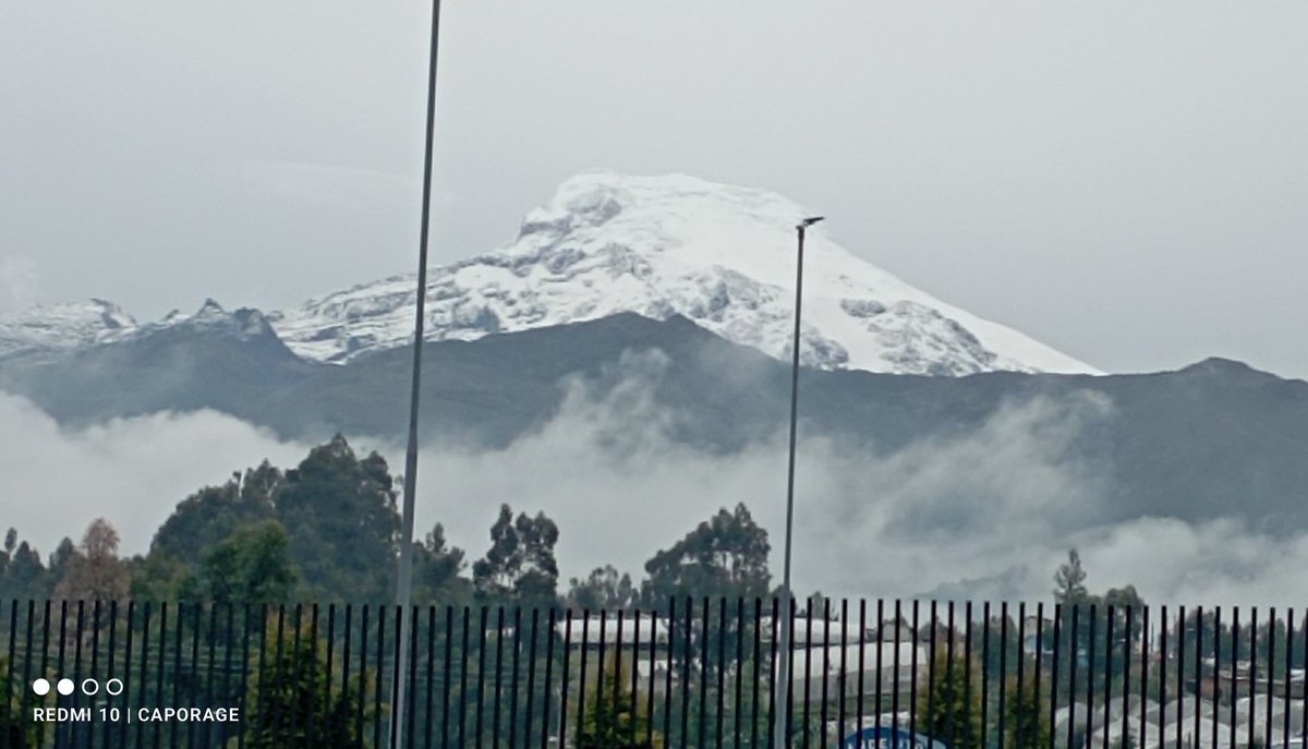 caporage's tweet photo. #ATENCIÓN Luego de tantos errores, horrores políticos..y dias lluviosos, fríos y de bruma..allí está el #Cayambe con sus nieves y belleza .. https://t.co/j6MqX88VFu