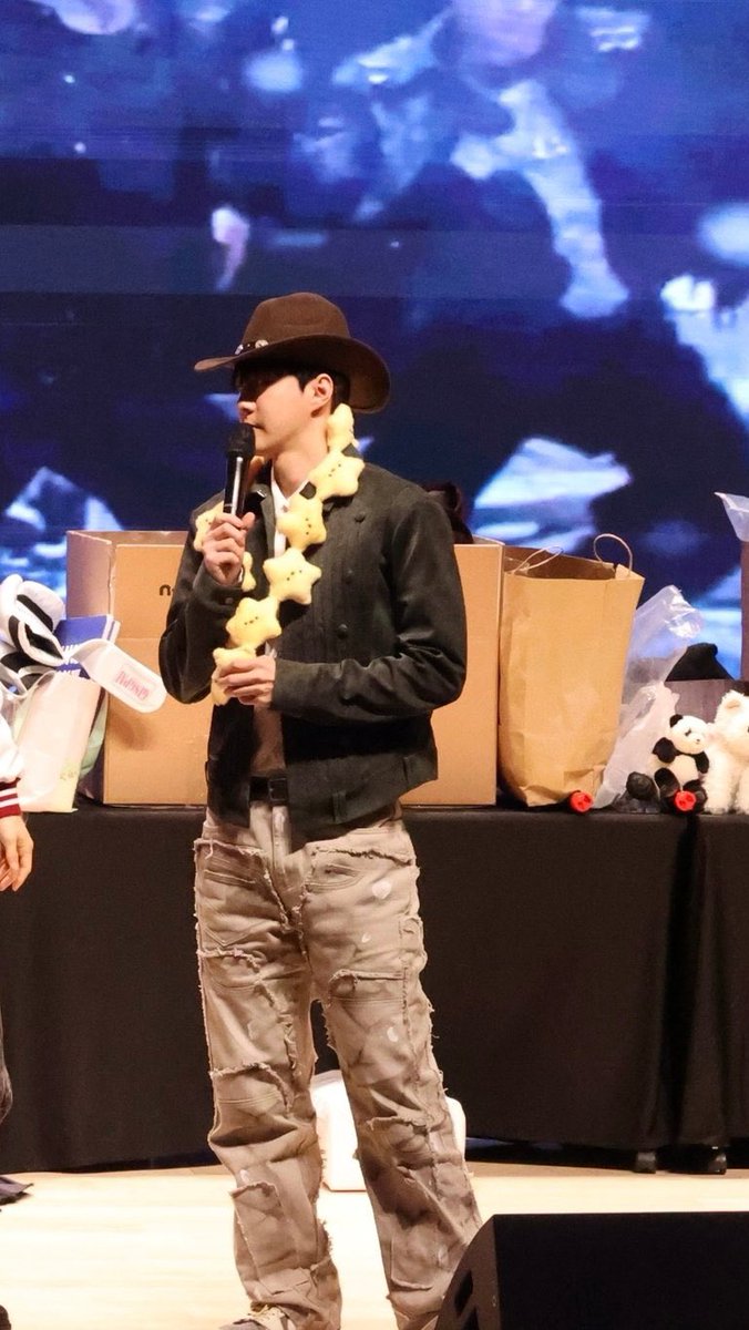 He was we also a cowboy today😭 So many cute costumes 

#SEHUN #세훈