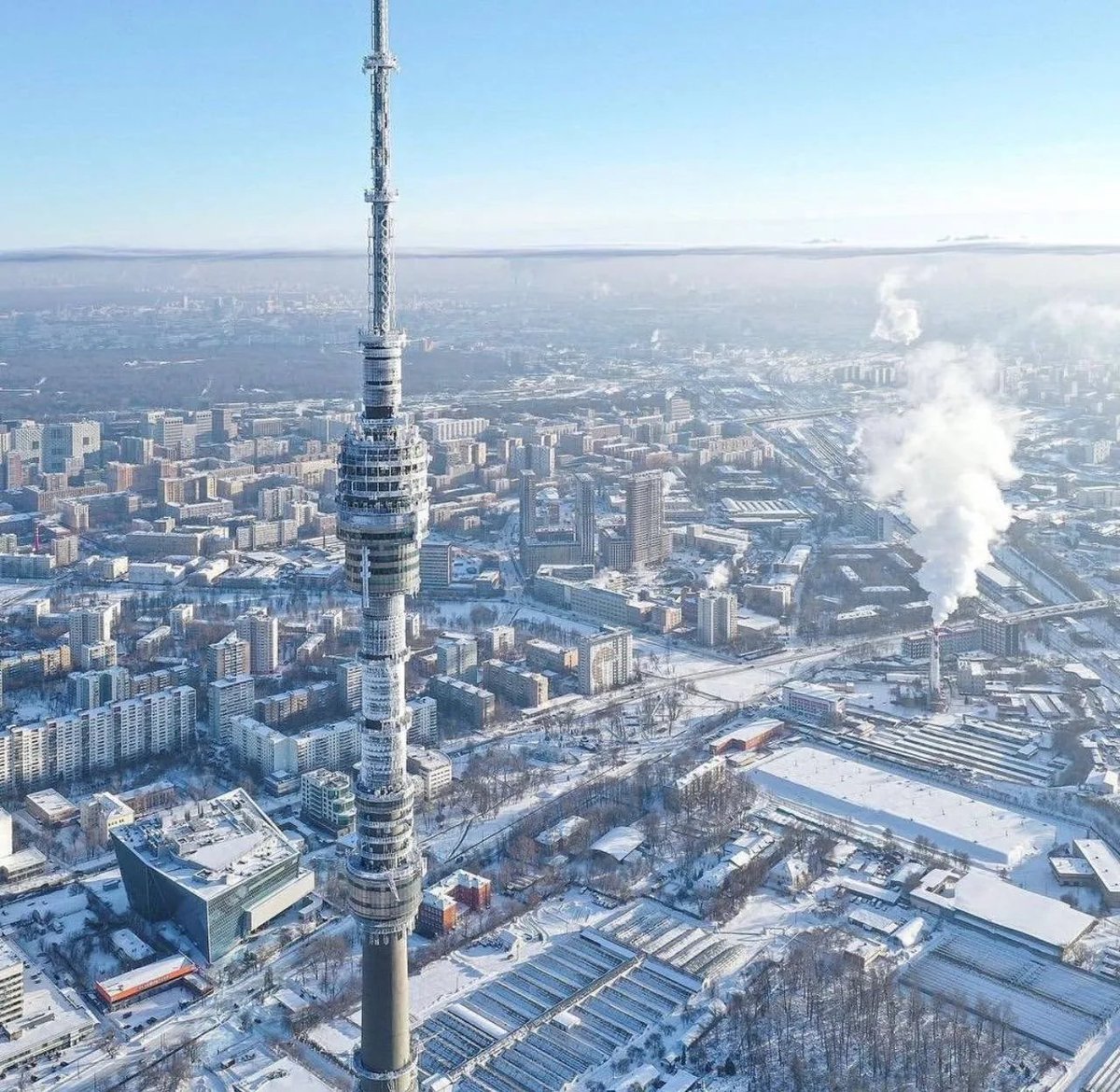 Moscow’s extreme cold (up to -28°) has frozen the Ostankino Tower - the iconic 540-meter TV tower and one of the tallest structures in Europe. Sub-zero temperatures are no joke ❄️🥶