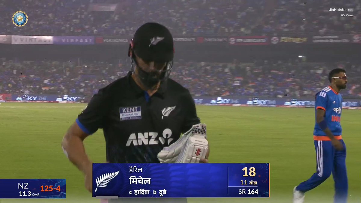 CricInformer's tweet photo. India get a key breakthrough as Dube traps Mitchell in the crucial phase

#indvsnzt20 #BCCI #varunchakravarthy #ShivamDube #darymitchell

📸jiohotstar https://t.co/fUQl45W1Gb