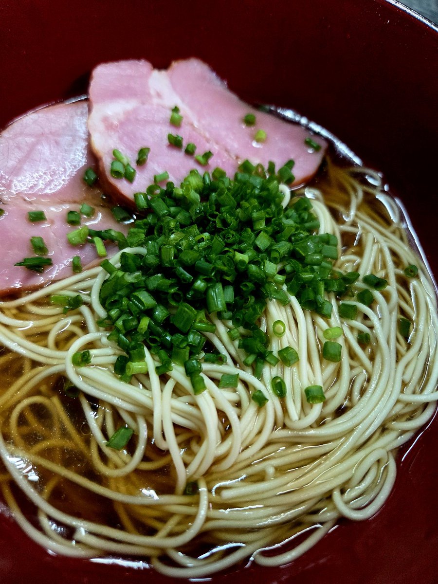 Yuumi_a0919's tweet photo. 今日の夜食ッ

飲んだ後の〆ラーメン🍜

お客様からいただいた
九州巡りラーメン残るはあっさり系
今夜は長崎あごだしチョイス😆👌

#おうちごはん https://t.co/mc4l6iirIk