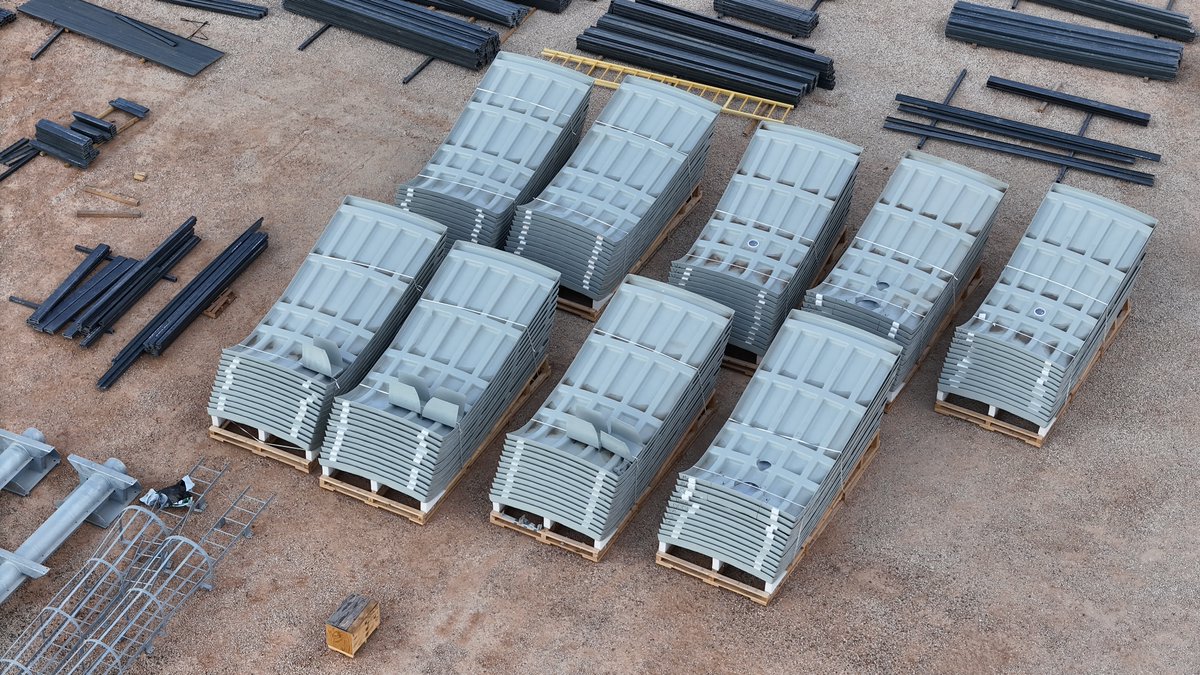 Giga Texas Cortex 2 Progress continues to accelerate. A gigantic Sarens SGC-170 crane with a load moment of up to 170.000Tm, main boom up to 155 meters (~510 feet)!

I'm not sure why such a crane is needed but it might be for the Megapacks arriving (now up to 38 delivered &amp; many