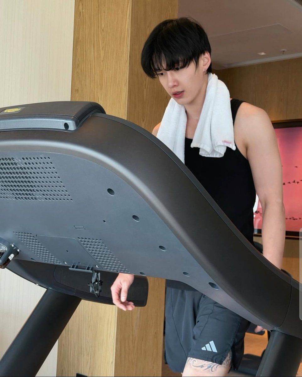 theyuniverse96's tweet image. 260123 • #HeYu instagram update (1/3)

🚶

More : instagram.com/p/DT2wiG1kg_z/…
#何与 #하여