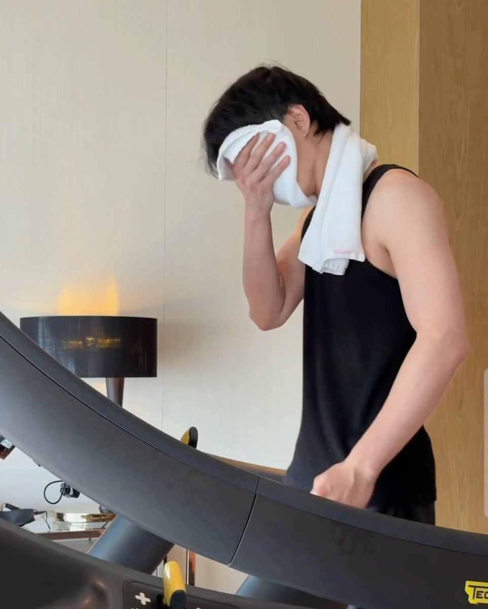 theyuniverse96's tweet image. 260123 • #HeYu instagram update (1/3)

🚶

More : instagram.com/p/DT2wiG1kg_z/…
#何与 #하여