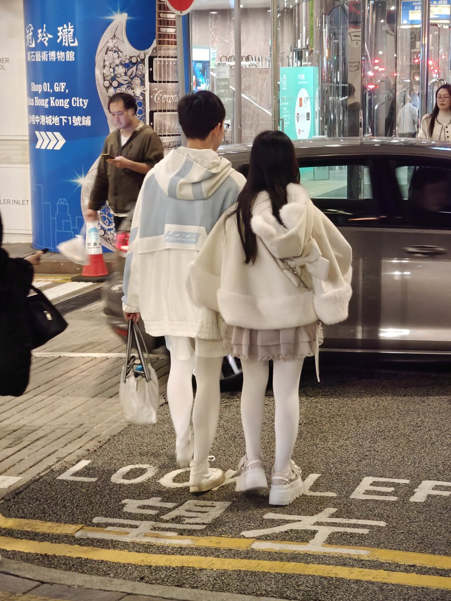 0oOIAIOo0's tweet image. 晚上逛街的時候看到的 真的超級羨慕
我也好想有人陪我一起白絲外出 哭遼
#白丝 #男生白丝