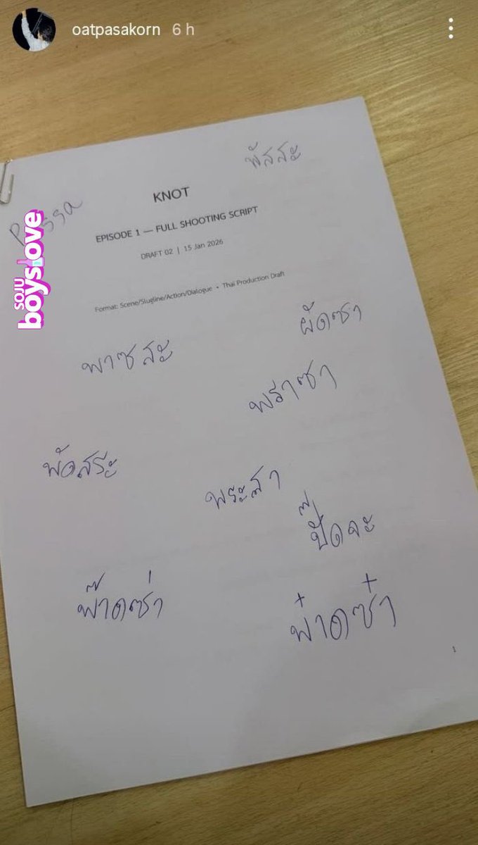 sojuboyslove's tweet photo. 📄 Ocorreu ontem (22), a primeira leitura do roteiro do BL omegaverse #KNOTtheseries, que será estrelado pelos #BoatOat.

Phat, um ômega que não conhecia sua natureza, é mordido por Nakhun (um alfa puro), criando um laço vital que os une, mesmo que não o desejem.

#KNOT https://t.co/cxKnBzuY1K