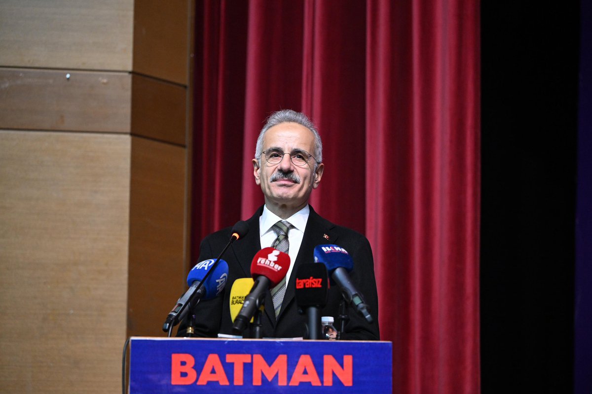 a_uraloglu's tweet photo. 📌 AK Parti İl Danışma Meclisi Toplantısı’nda teşkilat mensuplarımızla bir araya geldik.

Partimize katılan yeni dava arkadaşlarımıza rozetlerini taktık. 

Cumhurbaşkanımız Sn. @RTErdogan’ın liderliğinde, Terörsüz Türkiye vizyonumuzla Türkiye Yüzyılı hedeflerimize hep birlikte yürüyoruz. 

Batman’da ve ülkemizin her köşesinde daha güçlü yarınlar için durmadan çalışıyoruz.

📍Batman

#TürkiyeHızlanıyor 🇹🇷