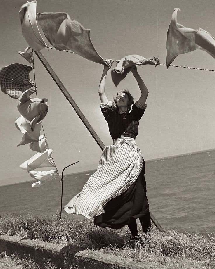 “With just the smallest bit of neglect, the heart too can become neglected and begin to fill with worldly desires. This is why we must do the laundry.” 

― Shoukei Matsumoto, A Monk’s Guide to A Clean House &amp; Mind

Photo by Henk Jonker, Pays-Bas (1947)