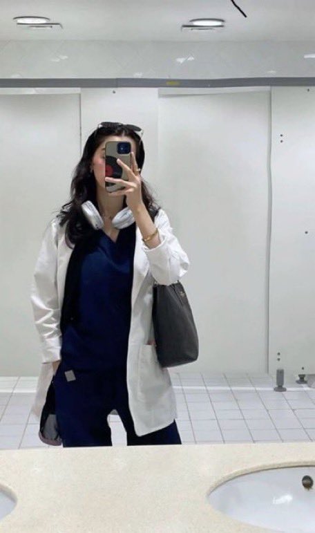 V__8i8's tweet image. جاوب بكل صراحه :

عادي تتزوج موظف/ـه بالقطاع الصحي ؟ 💍