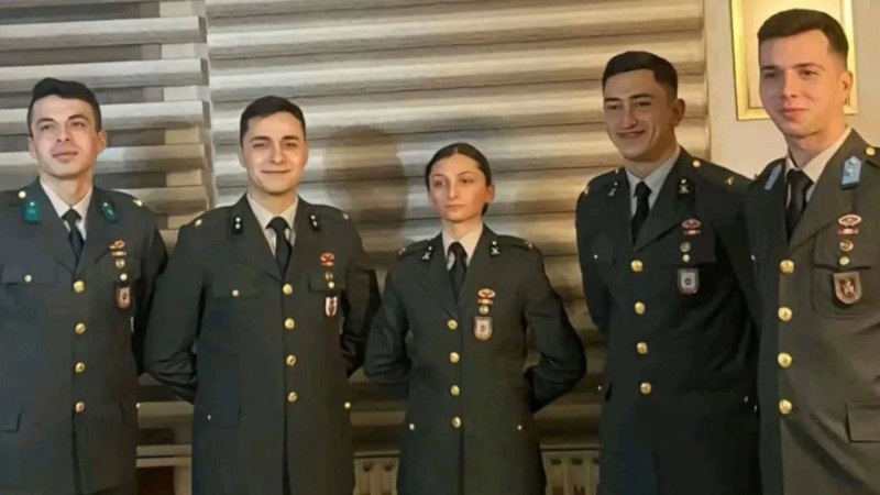 Ankara 21. İdare Mahkemesi,Kara Harp Okulu’ndaki mezuniyet töreninin resmi bölümü tamamlandıktan sonra kılıç çatıp Subay Andı’nı okudukları ve “Mustafa Kemal’in askerleriyiz” dedikleri için TSK’dan ihraç edilen 5 teğmenden Deniz Demirtaş’ın ihraç kararını oybirliğiyle iptal etti.