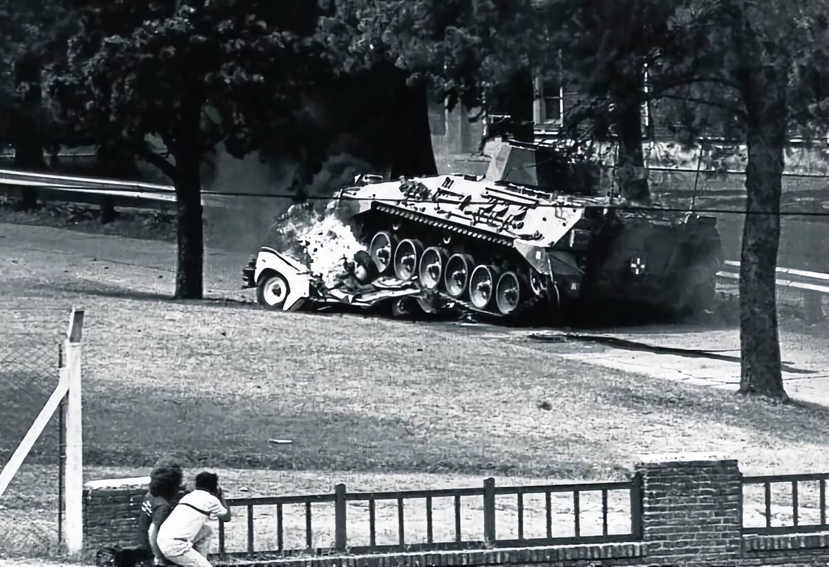 Hoy se cumplen 37 años del intento de copamiento del Regimiento de Infantería Mecanizado 3 “General Belgrano” de La Tablada, perpetrado por integrantes del grupo terrorista Movimiento Todos por la Patria (MTP).

En la imagen, uno de los Vehículos de Combate TAM VCTP en acción