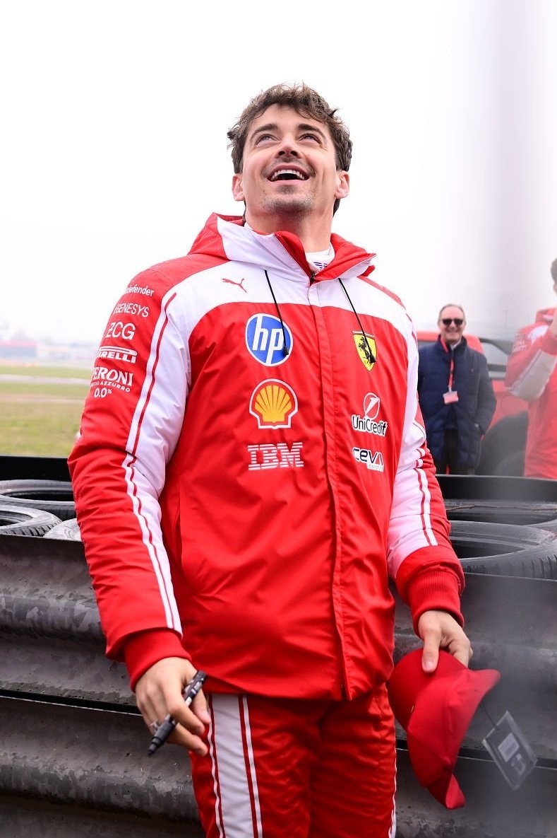 Verstappe3n's tweet image. Le llegan a sacar esa sonrisa y yo misma prendo fuego todo