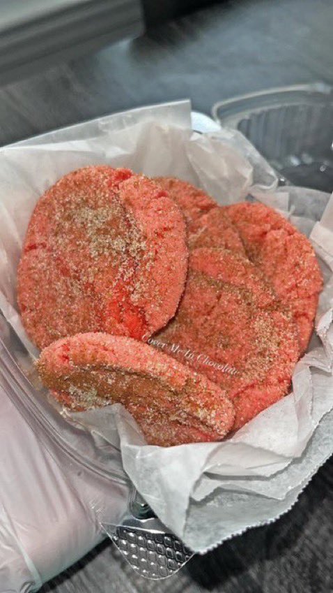 jarvistwts's tweet image. Y’all wanna try one of my strawberry snickerdoodle cookies?