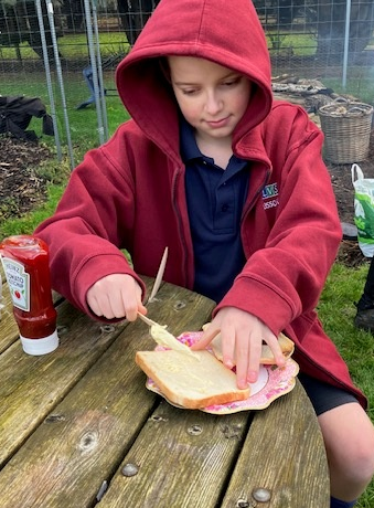 LVSHassocks's tweet photo. Our students enjoyed hot chocolate and bacon sandwiches during Outdoor Learning.

Etienne’s sandwich was extra special as he added an egg laid just 10 minutes earlier by one of our chickens! 🥚 https://t.co/6iwjNmuqMs