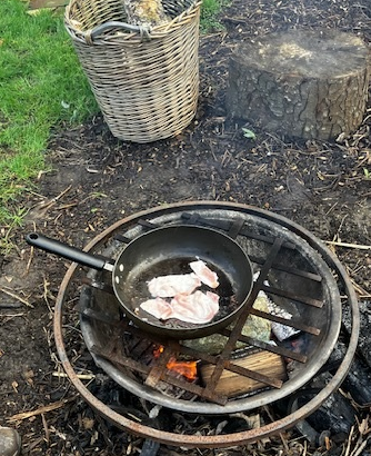 LVSHassocks's tweet photo. Our students enjoyed hot chocolate and bacon sandwiches during Outdoor Learning.

Etienne’s sandwich was extra special as he added an egg laid just 10 minutes earlier by one of our chickens! 🥚 https://t.co/6iwjNmuqMs