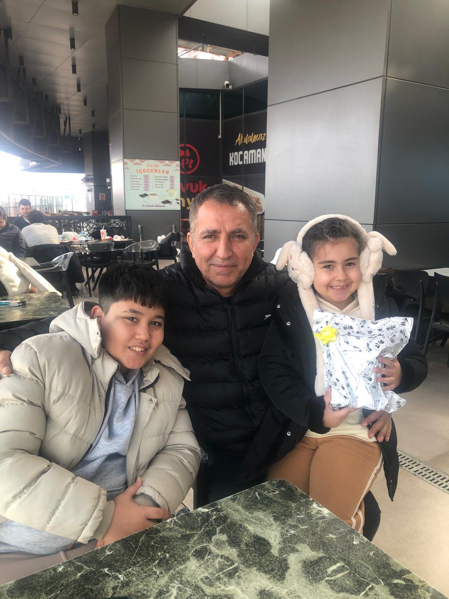 Babasının, 34. madde kapsamında Samsun’dan Gaziantep’e tayininin çıktığını ve ondan ayrı kalacağını öğrendiğinde gözyaşlarına boğulan güzel kuzumuzla Samsun’da buluştuk...

Kendisine hepinizin yerine sarıldım, hediyesini verdim; çok mutlu oldu 😊

Dün akşamdan beri Samsun’dayım