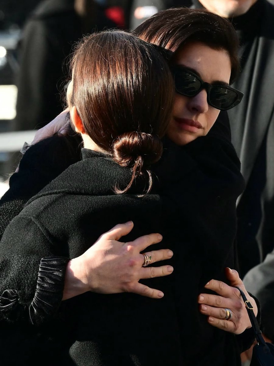 AnneHathabae's tweet image. Anne Hathaway and Adam Shulman arriving at Valentino Garavani’s funeral at the Basilica of Santa Maria degli Angeli e dei Martiri in Rome, Italy today 🖤

In head to toe Valentino Haute Couture