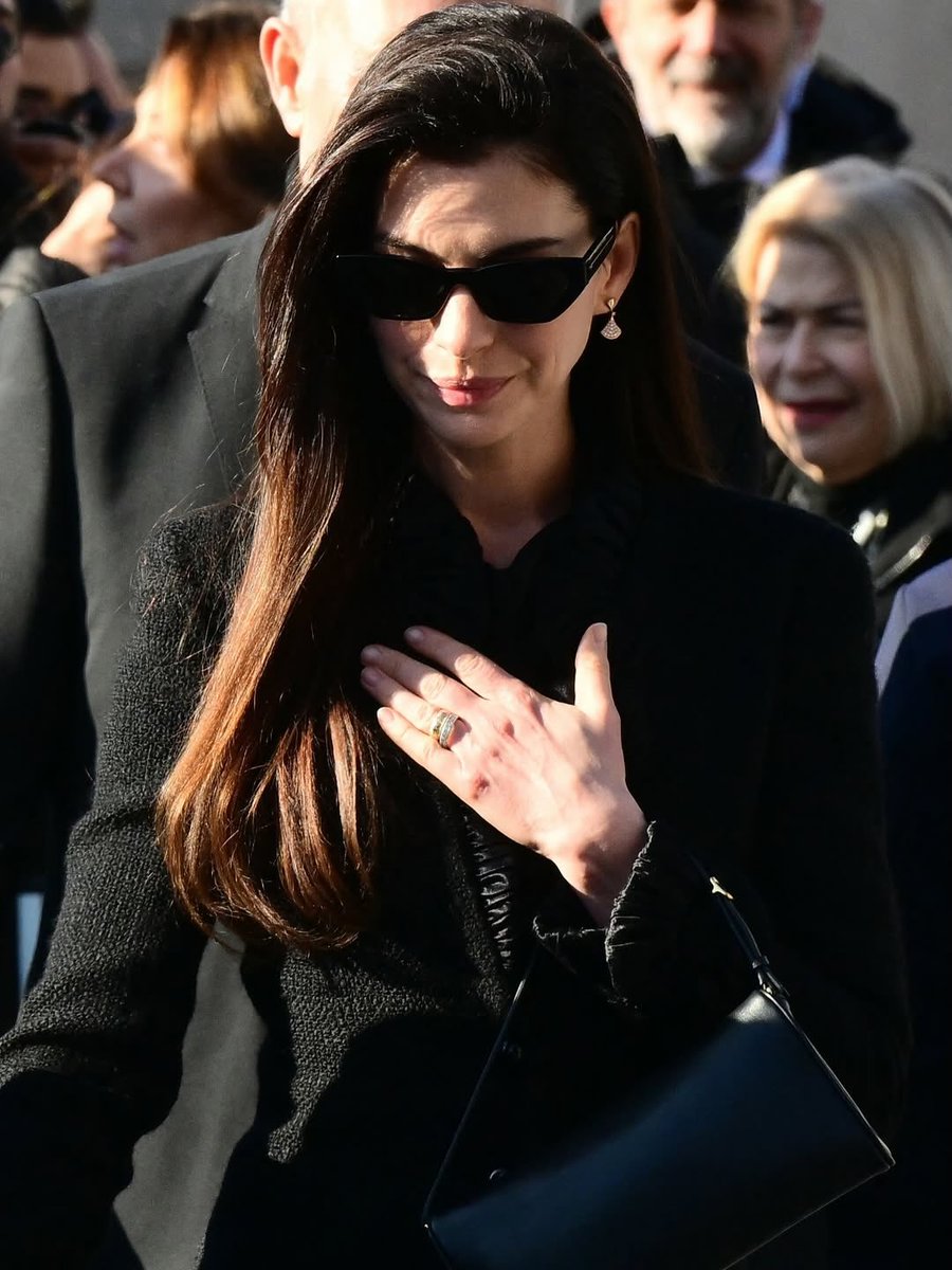 AnneHathabae's tweet image. Anne Hathaway and Adam Shulman arriving at Valentino Garavani’s funeral at the Basilica of Santa Maria degli Angeli e dei Martiri in Rome, Italy today 🖤

In head to toe Valentino Haute Couture