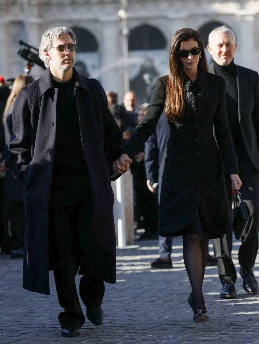 AnneHathabae's tweet image. Anne Hathaway and Adam Shulman arriving at Valentino Garavani’s funeral at the Basilica of Santa Maria degli Angeli e dei Martiri in Rome, Italy today 🖤

In head to toe Valentino Haute Couture