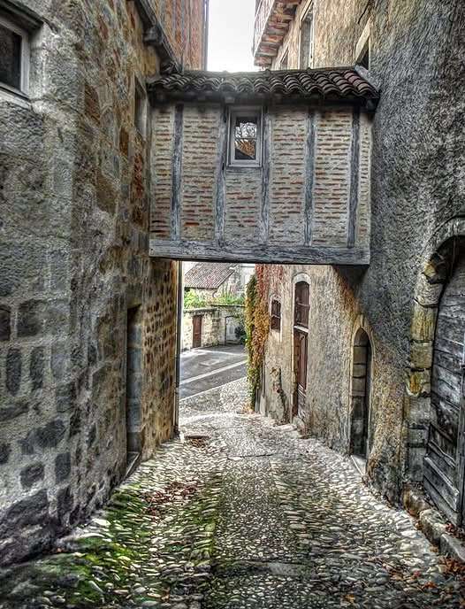 xmuse_'s tweet image. If walls could talk... this medieval alley in Figeac would have so much to say.

Pilgrims, knights, merchants, and Vikings once passed through this historic town.

(c.838 AD), France.