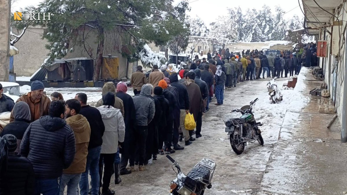 Long lines form at Kobani’s only bakery as flour shortages deepen under the ongoing blockade, residents say. #Kobani #Syria #AANES #Humanitarian #FoodSecurity
#isfad #Haus64xPLingNNoey #JDCentralPark