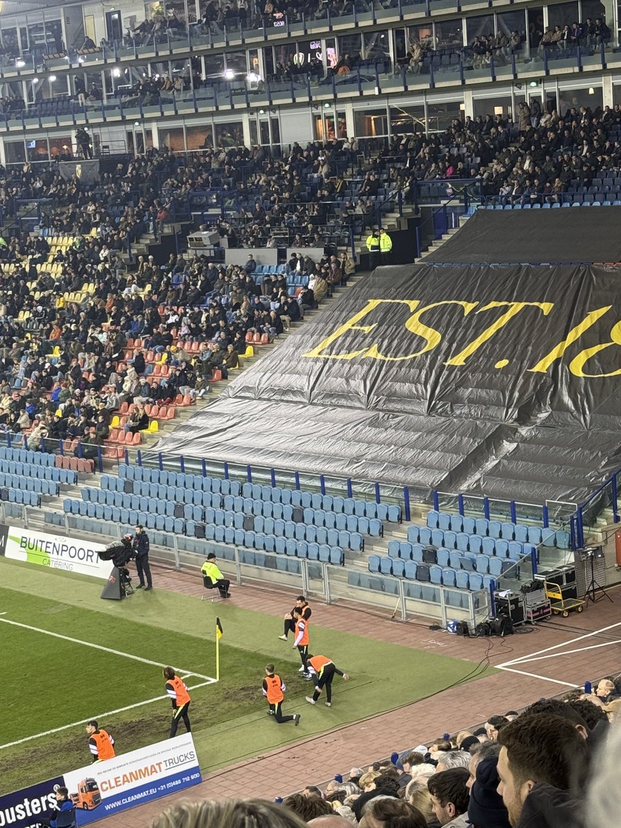 Goldieman89's tweet photo. Zou die steward doorhebben dat z’n vak leeg is. #VitAdo https://t.co/mJbD2HcOLr