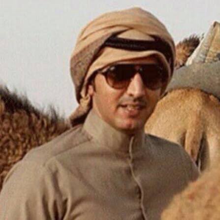 لك النعم تثبت حق يوم الكلام يدور ،
مواقفك تعجبنا و زلتك تعجبنا 

اخينا الصغير اليا بدا لـ السوالف دور ،
واليا اختلفت الاريا لاوالله شايبنا 

محامي القبيلة 
سليمان بن ساقه 🫡🫡