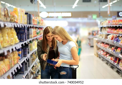 Asiakkaat juttelemassa kaupan hyllyjen edessä

Monien vakavien aiheiden vastapainoksi haluan nyt kirjoittaa vähemmän tärkeästä asiasta, joka kuitenkin ihmetyttää minua.

Olin tänään Loviisan S-Marketissa ja hain hyllyä, missä olisi sipuleita. Löydettyäni paikan en voinutkaan