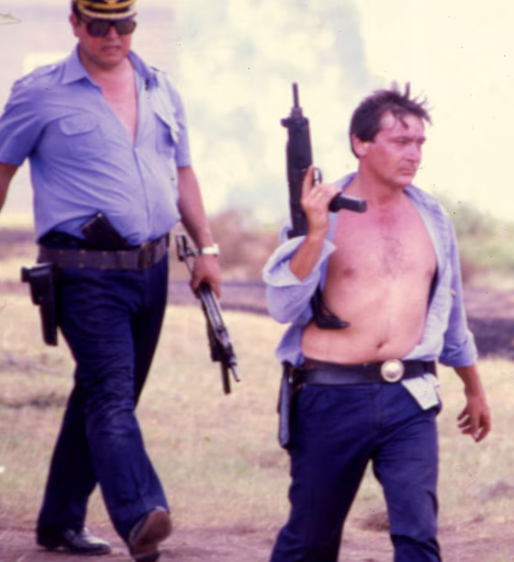 La Tablada, 
faltaban chalecos y sobraban pelotas.
¡VIVA LA PATRIA!