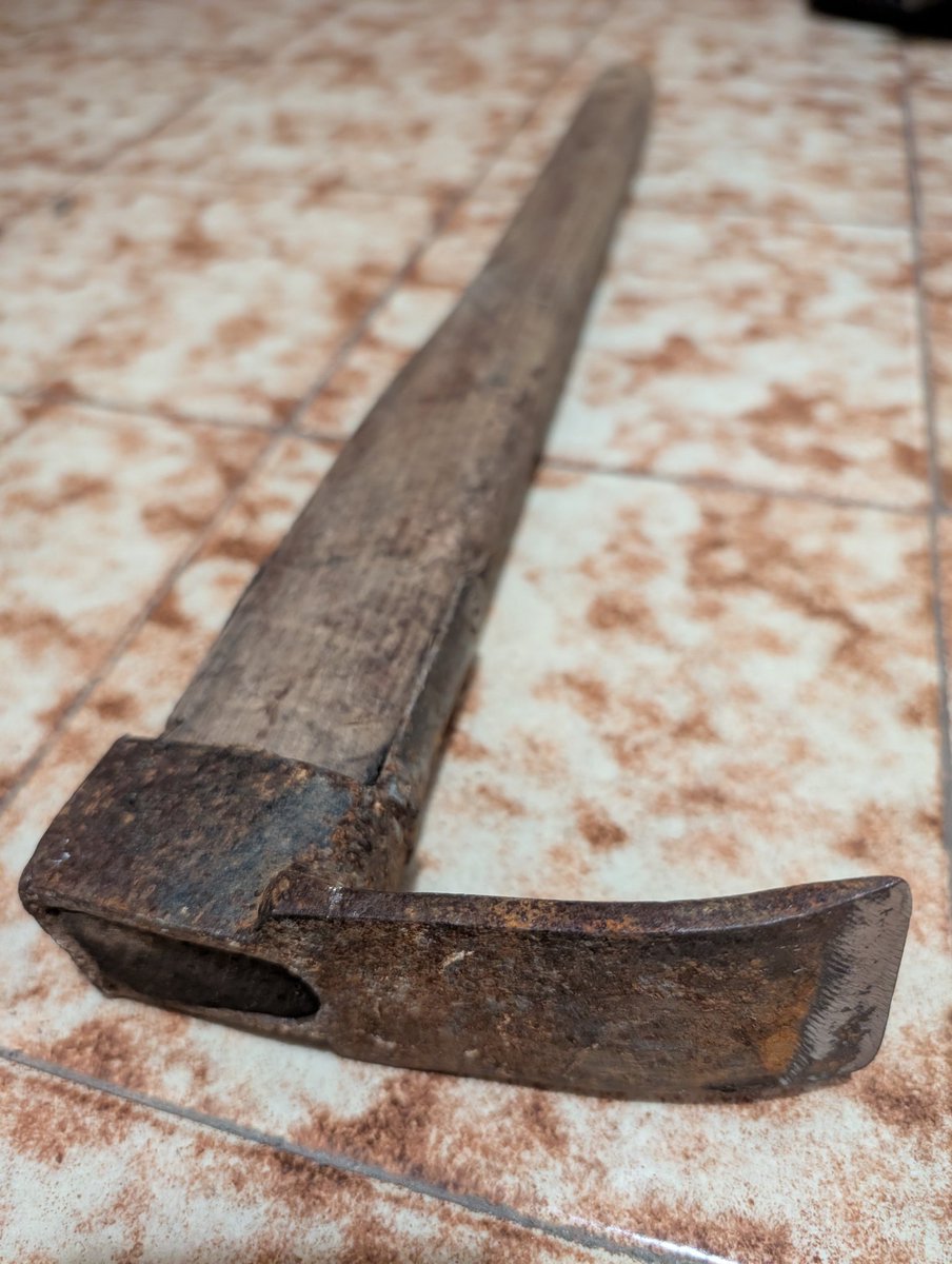 Na razgledu? Al čist na vrhu? Al nekje ob stezici, kjer so luknje?
Tri mesce nazaj sem na hribu pozabil ročno narejeno krampačico. Tu se gre pač iskat. Ker je vrhunska za ožine širiti (jame).

Najdu. 🤌😀