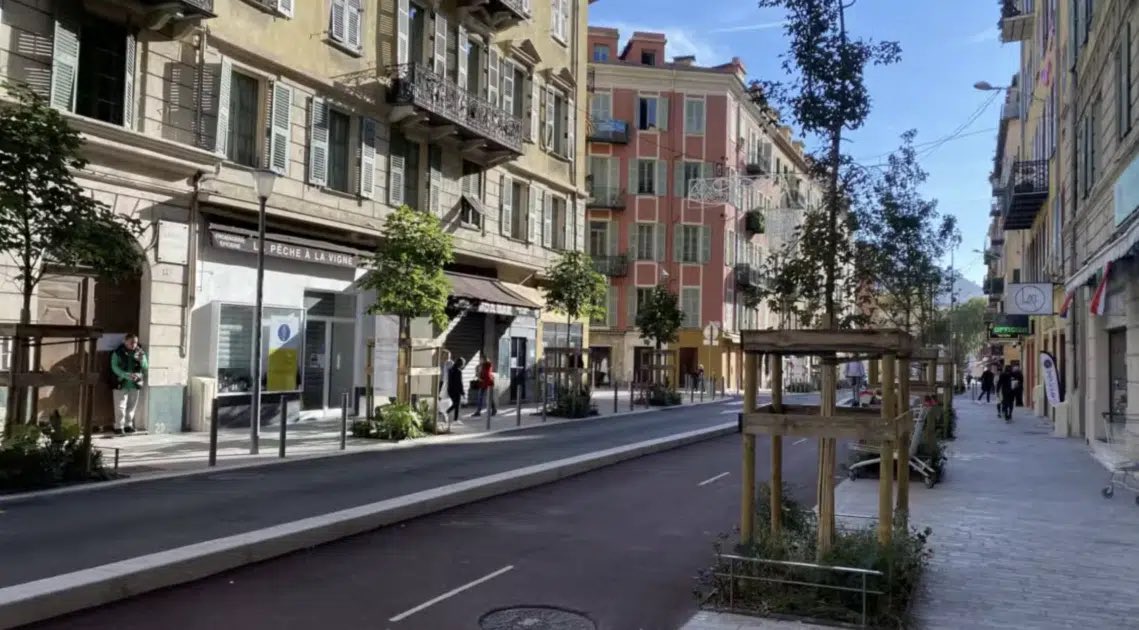 cpasdeslol_X's tweet image. 🚨 ALERTE INFO Encore à Nice | Une femme de 28 ans a été violée à son domicile dimanche 18 janvier. Un homme armé d’un couteau se serait introduit chez elle en escaladant un échafaudage pour accéder à une fenêtre, alors que la victime dormait. Un suspect âgé de 21 ans a été…