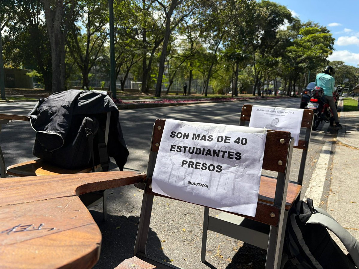 AndVilla1's tweet image. 🇻🇪👏🏻 Un aplauso a la valentía infinita de los estudiantes universitarios que hoy se manifiestan en Venezuela.

Con la oleada represiva de 2024 y 2025 algunos creían que era el fin.

Pero frente al ruido y al miedo: la dignidad de una generación que nunca se vendió ni se rindió.