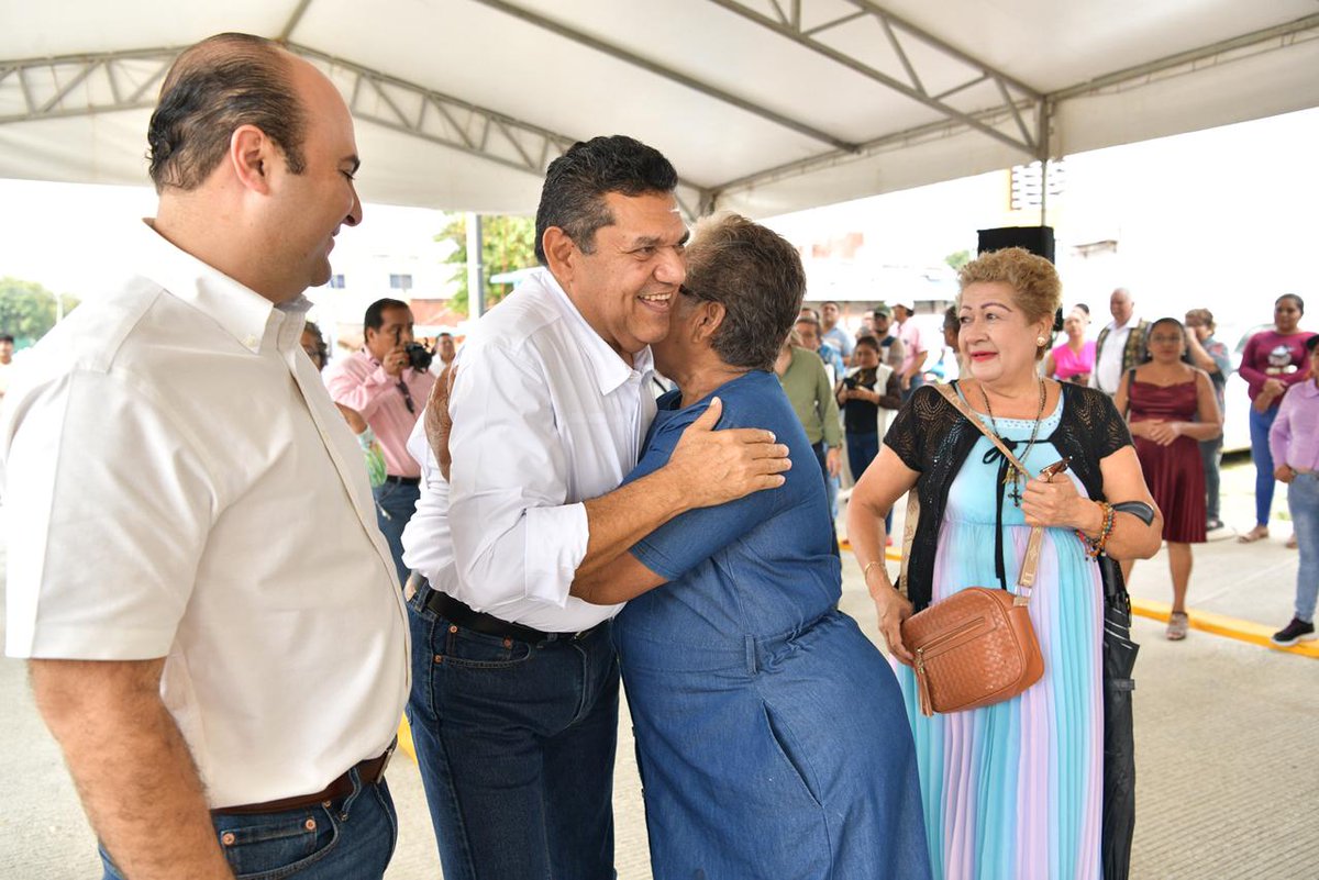 Hoy nos tocó visitar el municipio de Teapa, y como siempre, aprovechamos al máximo el tiempo para escuchar al pueblo e inaugurar obras de infraestructura que aporten al desarrollo de las comunidades y reduzcan las brechas de desigualdad, para que las familias vivan mejor. En