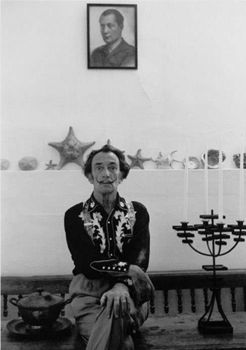 "La Falange es la única organización que posee una base poética. Yo admiro a José Antonio porque es el único que ha comprendido que el estilo es la única forma de salvar a un pueblo."

Diario de un genio. Salvador Dalí

† Fallecido en Figueras, el 23 de enero de 1989.