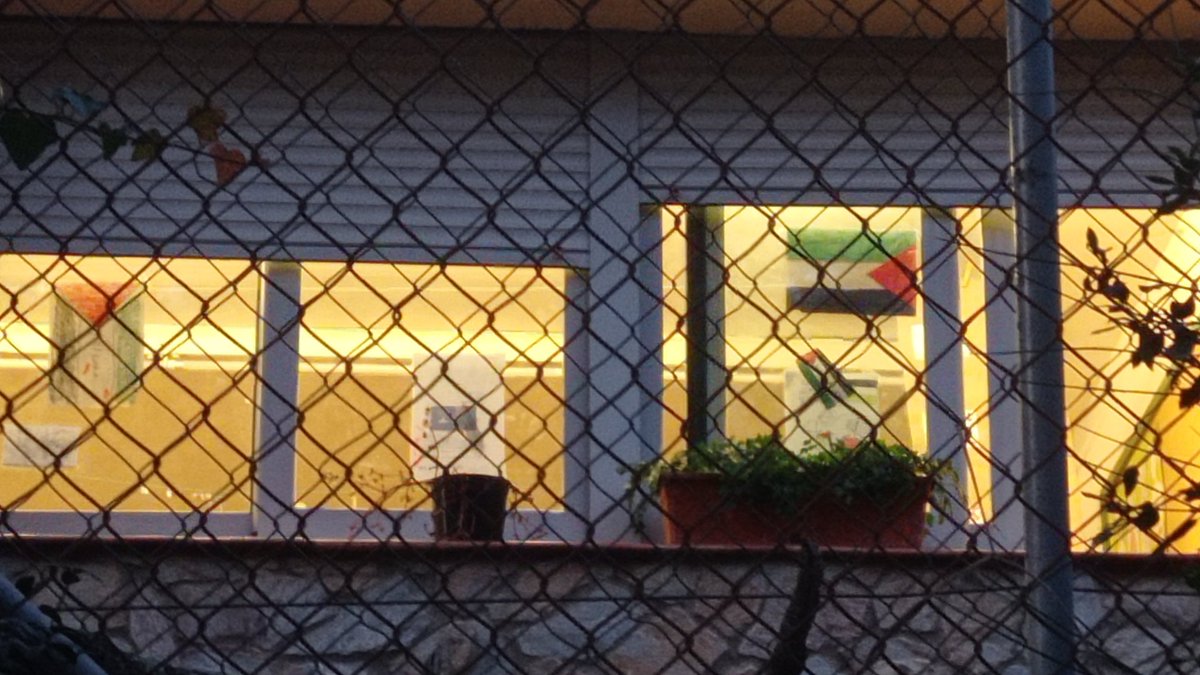 El que està passant a les escoles públiques és una autèntica vergonya.  
Aules convertides en santuaris ideològics, símbols polítics penjant de les parets com si fossin dogmes intocables.  
Això no és educació: és colonització mental.  

I mentre tot això passa, la consellera