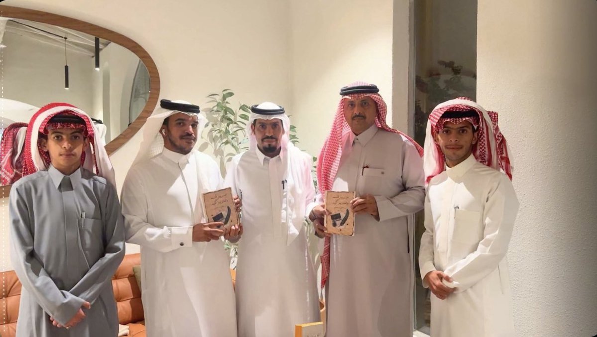 abofaisl13971's tweet photo. أتقدم بجزيل الشكر وعظيم الامتنان للحضور الكريم على تشريفهم ومشاركتي فرحتي في حفل تدشين كتابي:«#صرير_قلم_وتحرير_كلم»،
فقد كان لحضورهم وأصواتهم الأثر الجميل في إنجاح هذه الأمسية.

كما ألتمس العذر بكل محبة لمن حالت ظروفه دون الحضور، وتبقى مودتهم وتقديرهم محل اعتزاز دائم.
كما لا يفوتني أن أتقدم بخالص الشكر والتقدير لـ #الشريك_الأدبي 
ولـ #وزارة_الثقافة على إقامة هذه الفعاليات الثقافية التي تُسهم في دعم الحركة الثقافية وتشجيع الإنتاج الفكري.

وتمتد عبارات الشكر والتقدير  
لـ #مقهى_كيب @kipcafesa على كرم الاستضافة وحُسن التنظيم.
#شكرًا للإعلامي @ALTHOBYANI1 ولكل من شرفني بالحضور من المثقفين والأصدقاء الذين شاركونا هذا الحدث، فوجودهم هو جزءٌ أصيل من قيمة هذه الأمسية.

ولا يمكن أن يكتمل هذا المقام دون أن أشكر مقدم هذه الأمسية الأديب الأريب نايف مهدي @honesttears 
الأستاذ نايف، اسمٌ لا يُقدَّم بوصفه مُقدّمًا فحسب، بل بوصفه قيمةً ثقافيةً تُضاف إلى أي منبرٍ يحلّ عليه.
جمع في حضوره بين رصانة اللغة، وحُسن الأداء، وعمق الفهم، فكان للكلمة على لسانه وقعٌ، وللمعنى في تقديمه حياة.

شكرًا للأديب الأريب نايف على تقديمه المميّز، وحضوره الذي يليق بالكلمة والثقافة.

كما لا يفوتني أن أشكر كل يدٍ دعمت، وكل كلمة تشجيع، وكل ثقةٍ منحتني دافعًا للاستمرار في الكتابة، حتى وصل هذا الكتاب إلى لحظة تدشينه بينكم.

والآن نأخذكم في جولة قصيرة بين لحظات هذه الفعالية، كما وثّقتها الصور ومقاطع الفيديو.
@honesttears 
@ashrafalharthi1 
@salmanal000 
@SamiJeraidi2 
@ProfJumaan 
@Othman_Author 
@1394Aidel 
@SalonAdb 
@asgood142 
@illusioncafee 
@torch20301 
@haifaafaqeih