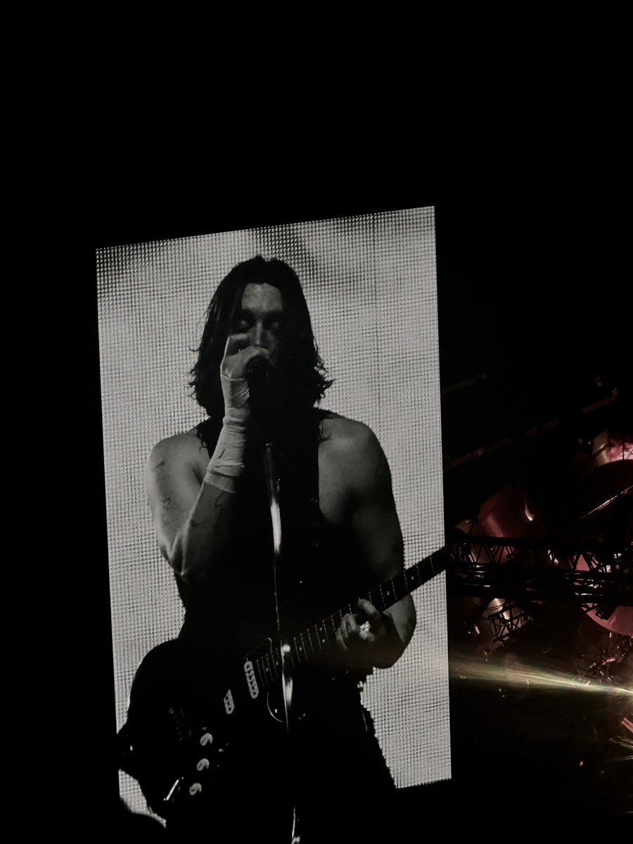 Charmmcatcher's tweet image. @thisisLANY in Dubai🇦🇪🖤
#lanyindubai #ilysb #pinkskies #DubaiNights