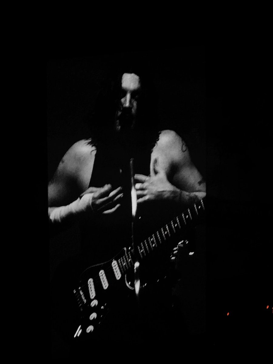 Charmmcatcher's tweet image. @thisisLANY in Dubai🇦🇪🖤
#lanyindubai #ilysb #pinkskies #DubaiNights