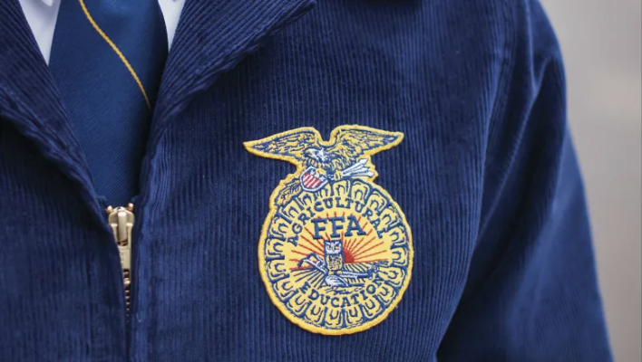 AplParkFFA's tweet photo. One of the best days of the year is when our group order of FFA jackets come in. This is our largest group EVER!

For some, it’s upperclassman who have already been involved who are finally getting their jacket. For the others, it’s just the beginning of their path in FFA.

Excited to have this group getting theirs for the first time!

#LearningToDo #RedPride #WeAreAP