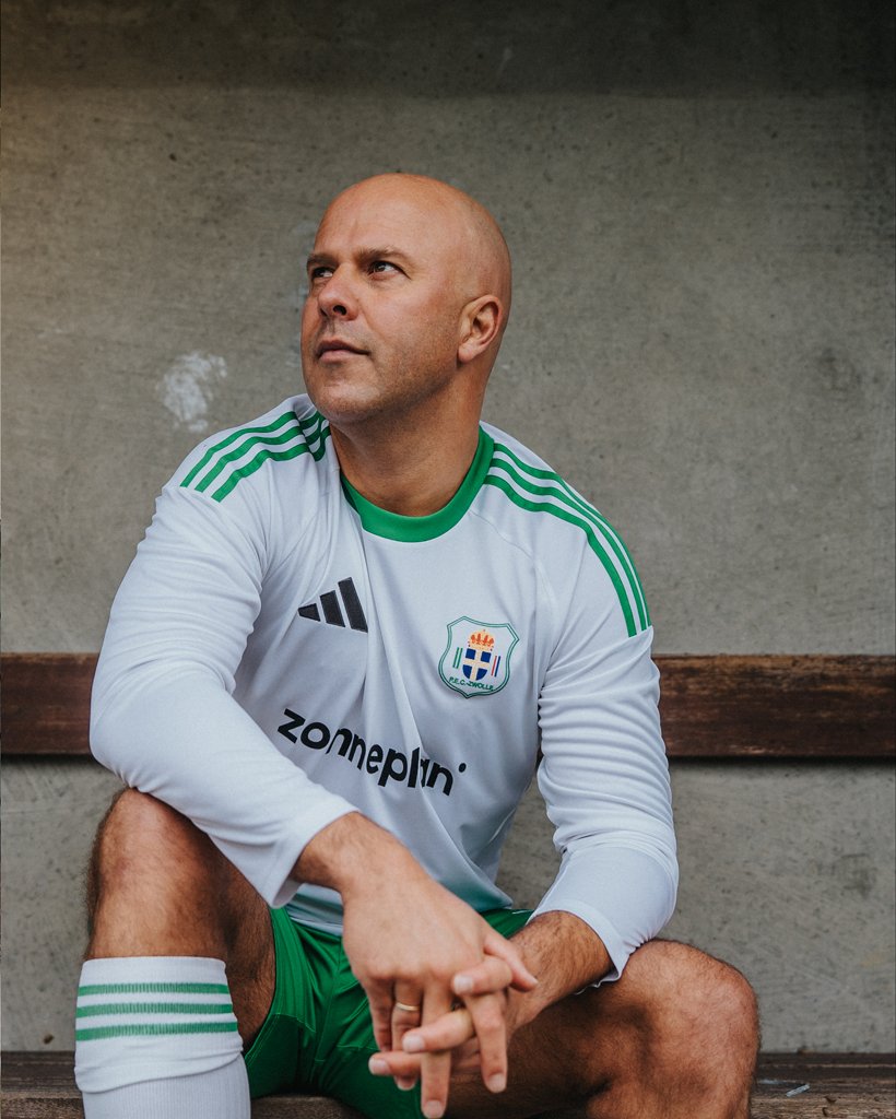 LFCTransferRoom's tweet image. 🇳🇱👀 Arne Slot modelling the new @PECZwolle kit..