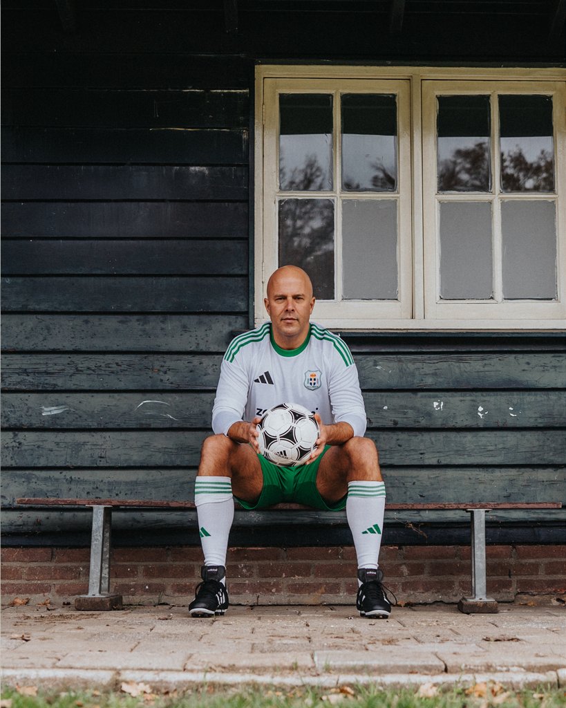 LFCTransferRoom's tweet image. 🇳🇱👀 Arne Slot modelling the new @PECZwolle kit..