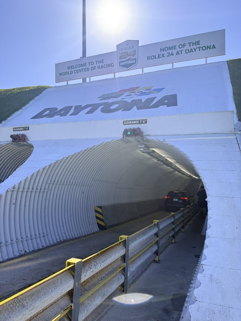 ℚ𝕦𝕖𝕖𝕟 𝔼 ᵀᴴᴬᵀˢ ᴹᴱ (@ellliphant) on Twitter photo 