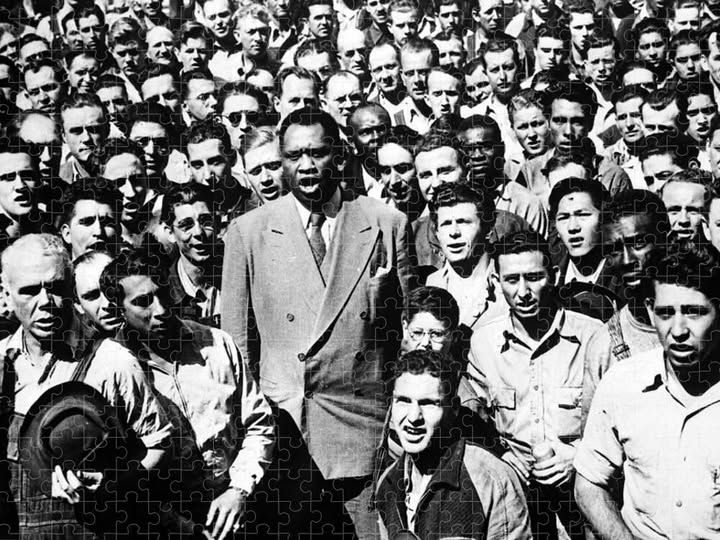 50 лет назад, в такой же январский день, умер, величайший бас ХХ века, легендарный певец рабочего класса Поль Робсон. Он пел на баррикадах Испании в одних рядах с Эрнстом Бушем, он защищал Советский Союз и коммунизм во всю силу своих могучих лёгких.