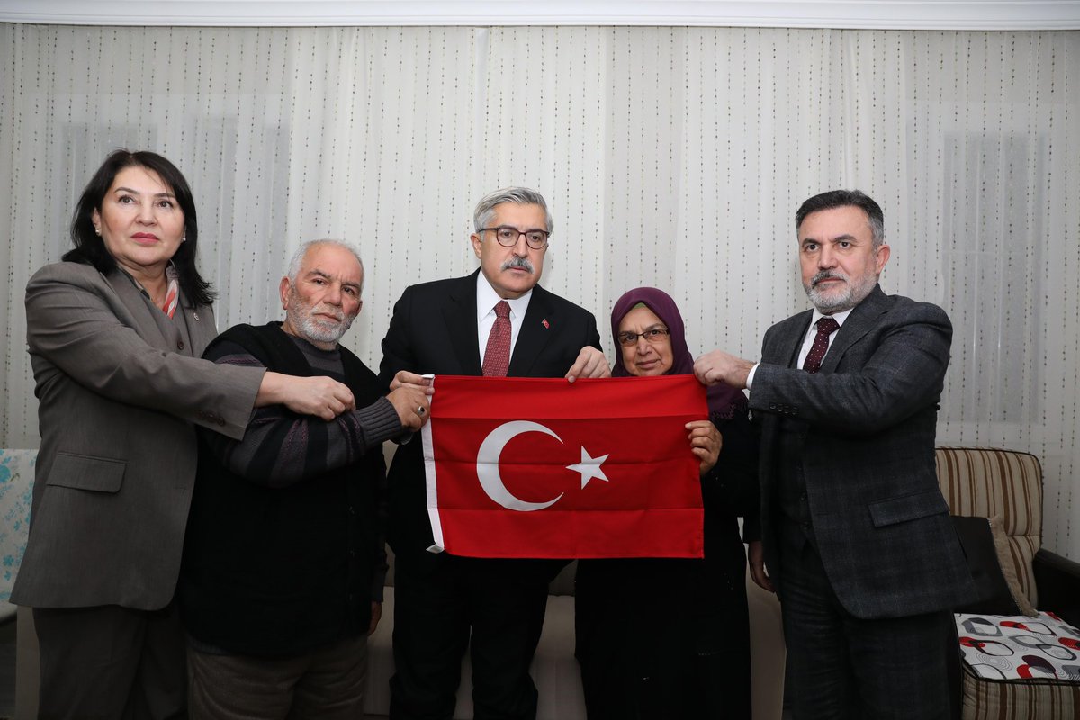 Tamer_Dagli's tweet photo. Genel Başkan Yardımcımız Sn. Hüseyin Yayman ve TBMM Dilekçe Komisyonu Başkanımız Sn. Sunay Karamık ile birlikte 2016 yılında Şırnak’ta şehit düşen kahraman hemşehrimiz J. Astsubay Üstçavuş İsmail Demir’in kıymetli ailesini ziyaret ettik. 

Vatan ve mukaddesat uğruna canlarını feda eden tüm şehitlerimizi rahmet ve minnetle yâd ediyorum. 🇹🇷