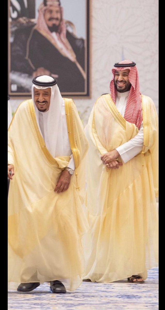 الحكم والله لسيدي سلمان والبيت الاصيل
مليكنا العادل ملك شرف جميع الاصعده
:
لنا الفخر حكامنا لسعود مزبان الدخيل
يزبنهم اللي يشتكي ليل البلاوي وسهده
:
بعزومهم سدنا على العالم وبيرقنا طويل
مافيه عز يرتفع الا السعودي يصعده

 #خادم_الحرمين_الشريفين