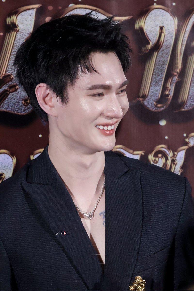 Dressed in black, but heart going 𝘩𝘦𝘩𝘦 all night. Trying to act cool, but this smile keeps popping out by itself. (ㅅ´ ˘ `)
Feeling shy, happy, and very very grateful — just standing here, smiling softly, and letting this sweet moment stay a little longer.