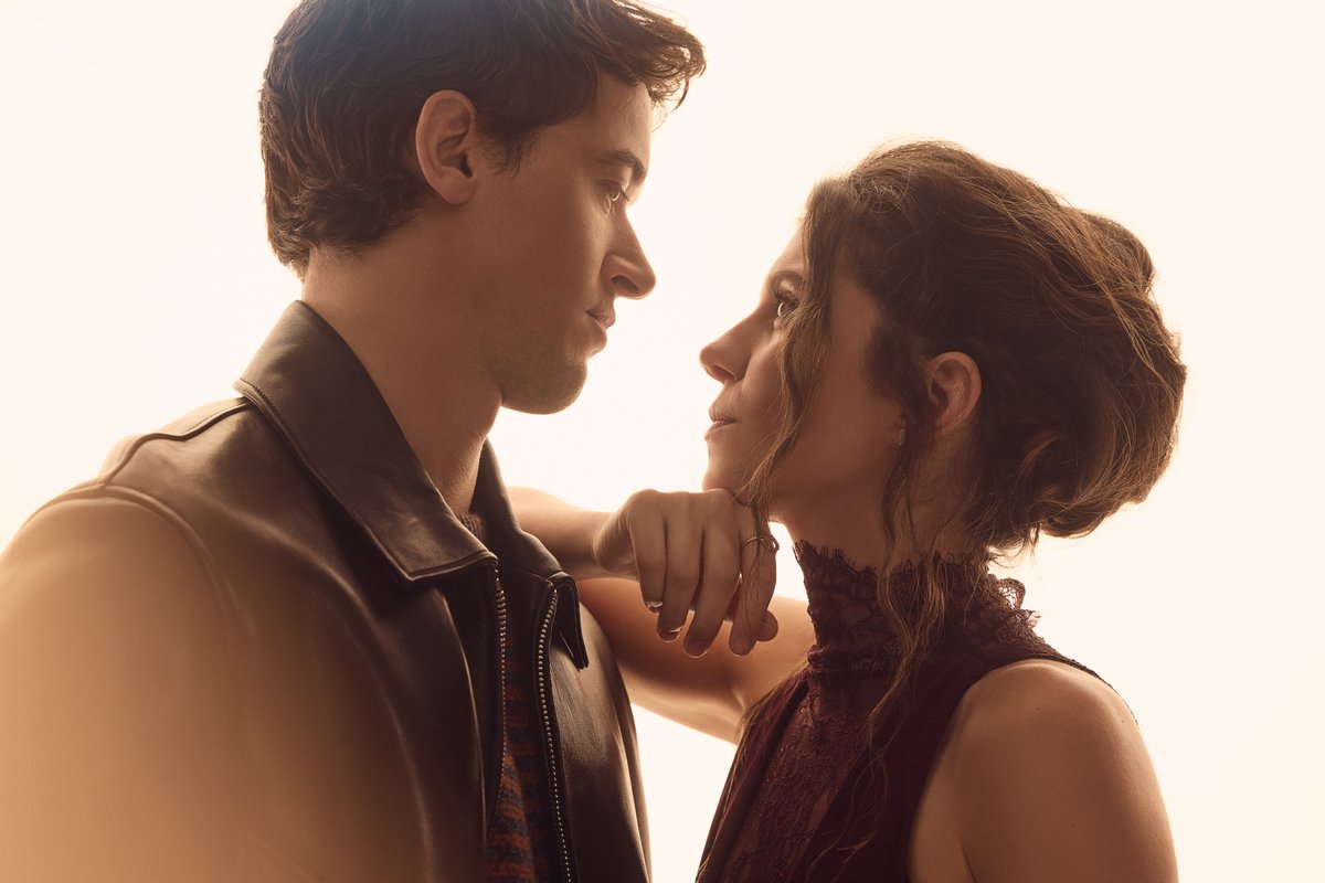 netflix's tweet image. poppyalex alert 

Blessing your timeline with more photos of Emily Bader and Tom Blyth.