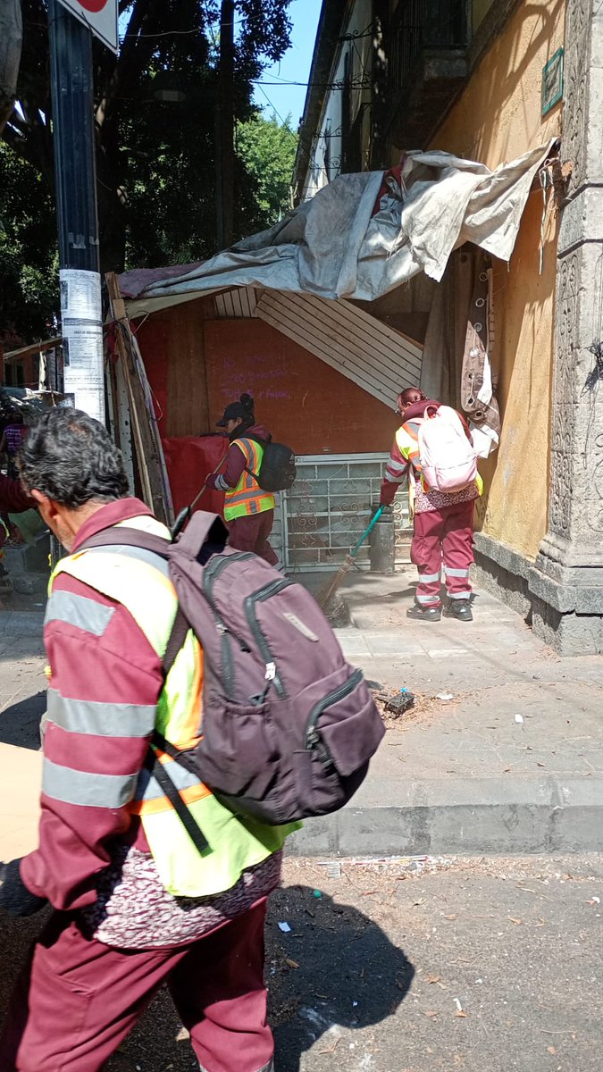 ach_CDMX's tweet photo. Con @INVICDMX, @SOBSECDMX, Instituto Atención a Poblaciones Prioritarias de @SEBIEN_cdmx, #PolicíaTurística, #PolicíaAuxiliar, #SectorCentro de @SSC_CDMX, #TerritorialCuauhtémoc de @AlcCuauhtemocMx, @Centro_CDMX, Concertación Política de la Ciudad de México de @SeGobCDMX, @SPAOVP_CDMX, @MetroCDMX, Dirección de Mantenimiento y Dirección de Vinculación de la #ACH, efectuamos dispositivo de liberación del espacio público, limpieza y sensibilización de personas de atención prioritaria en callejón de República de Ecuador y en callejón de los Puentecitos #CentroHistórico de la Ciudad de México. 🤝
Se obtuvo:
🚶 Personas de atención prioritaria se retiraron por voluntad propia
🙋♂ Programación de reunión con @INVICDMX, Concertación Política apoyará en la gestión
🗣 Se respetaron los derechos humanos de las personas y se apego a la normatividad vigente
🏪 Se apercibió comercio en vía pública para la liberación de las cuatro entradas y salidas de la estación del Metro “Lagunilla”
Se acordó el reforzamiento de vigilancia en la zona. #NosVemosEnElCentro
@ClaraBrugadaM @GobCDMX
