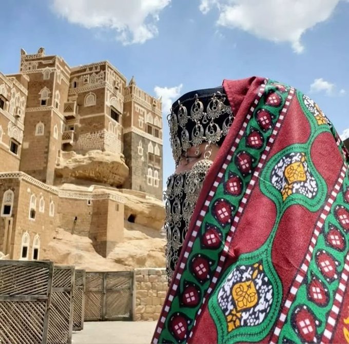 #بالصنعاني :

_ أسكة يادنيا أتمكيجي يمكن توقعى حالية

_ دنیا معوقة وناس اللهم لاشماتة

_ مدري من جاء يربط حماره جنب حماري وأدبرني من دبوره

_ جيت أضحك للحياة قالت لى هنيت لك حين عادك مفتهن

أمسيت ساهر والدموع تجري 
ياغارة الله كم بيكون صبري 

#جعله_مكسر_من_يغثيني

✍️🦋