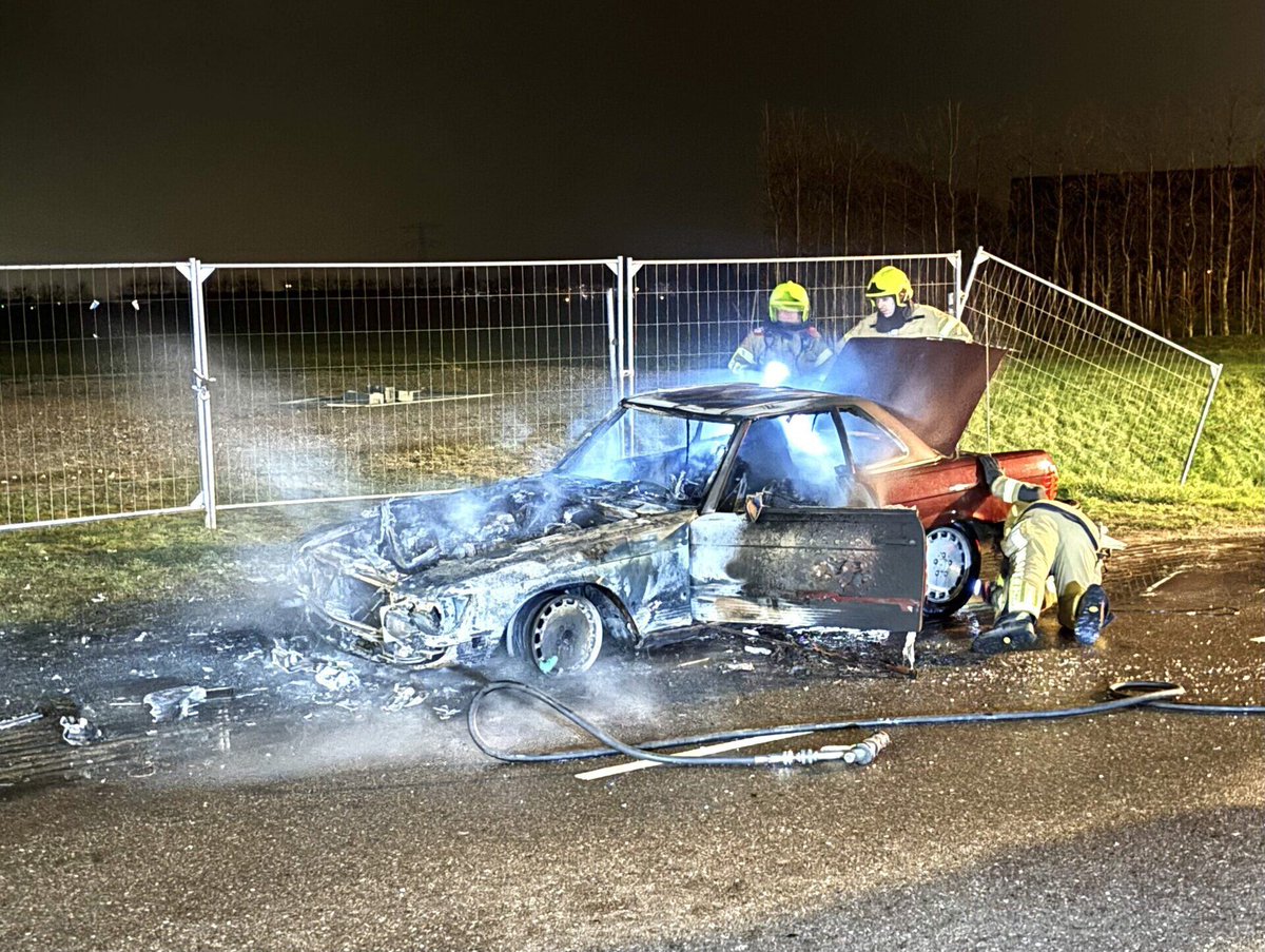 Auto uitgebrand op de Zwaagdijk in Zwaagdijk-West